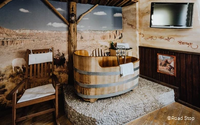 Themenzimmer "Jim Beam Log Cabin" im Road Stop Dortmund