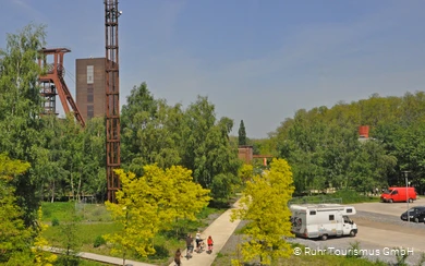 Wohnmobil mit Fahrradträger vor Industriekulturkulisse