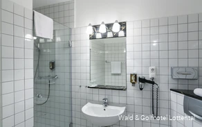 Badezimmerbeispiel Wald & Golfhotel Lottental