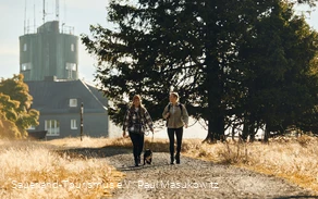 Zwei Wanderinnen auf dem Kahlen Asten