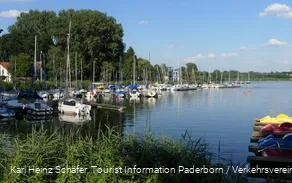 Segelboote am Steg
