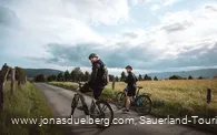 Biker im Feld an der GeoRadroute Ruhr-Eder