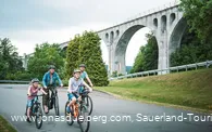 Familie am Viadukt in Willingen auf der GeoRadroute Ruhr-Eder