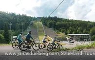 Familien an der Mühlenkopfschanze auf der GeoRadroute Ruhr-Eder