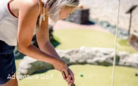 Eine Frau schlägt ihren Golfball Richtung Loch.