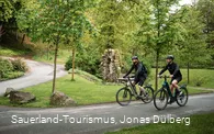 Zwei Radfahrer auf der Georadroute Ruhr-Eder