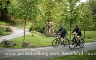 Zwei Radfahrer auf der GeoRadroute Ruhr-Eder