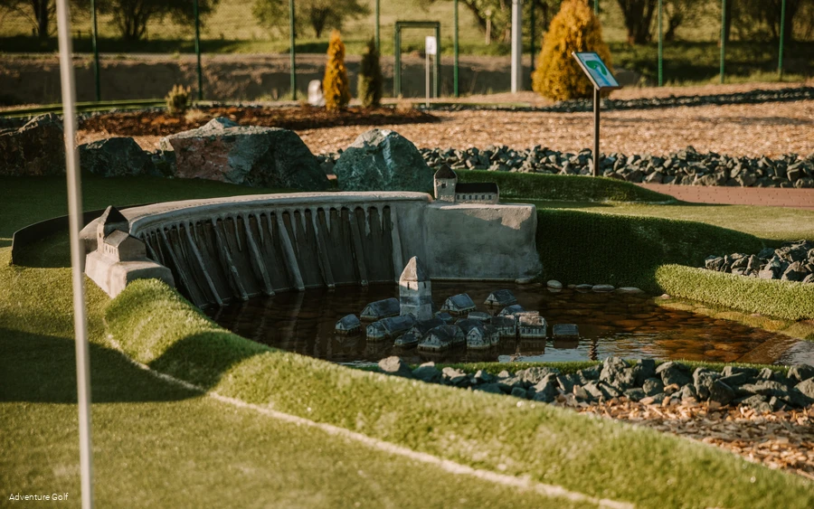 Die nachgebaute Edertalsperre mit dem versunkenen Dorf im See.