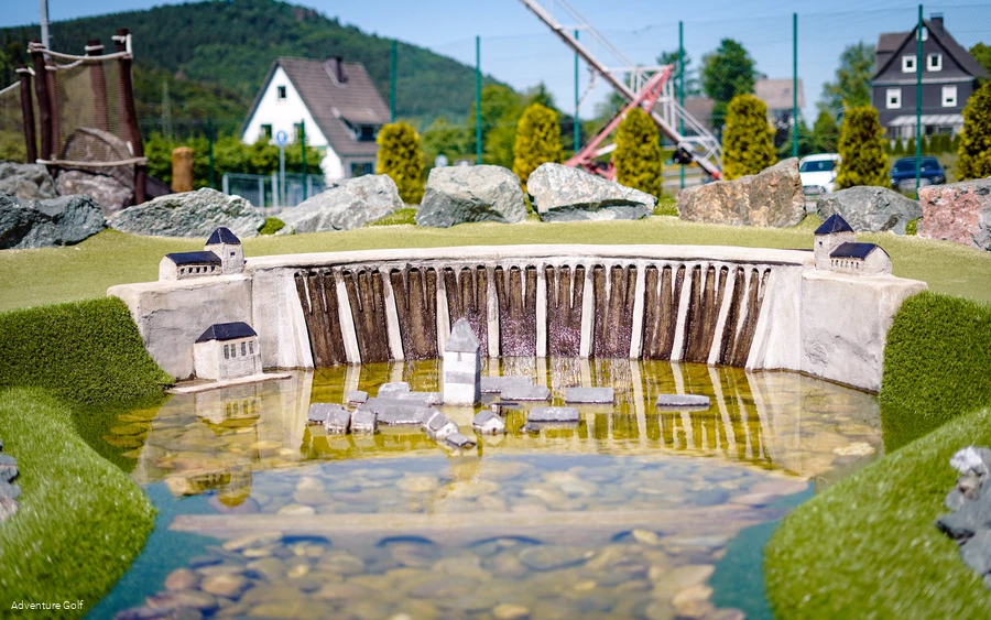 Die nachgebaute Edertalsperre mit dem versunkenen Dorf im See.