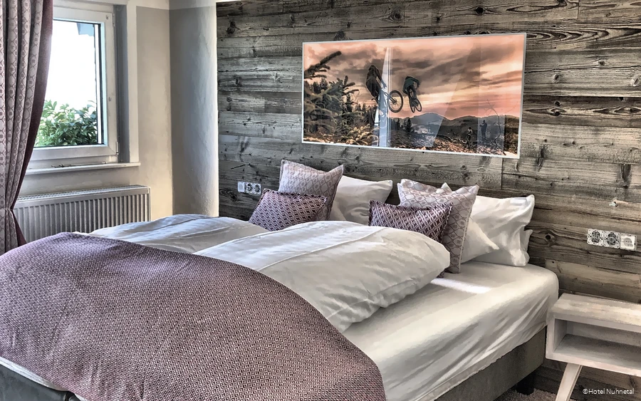 Schlafzimmer einer Ferienwohnung im Hotel Nuhnetal in Winterberg