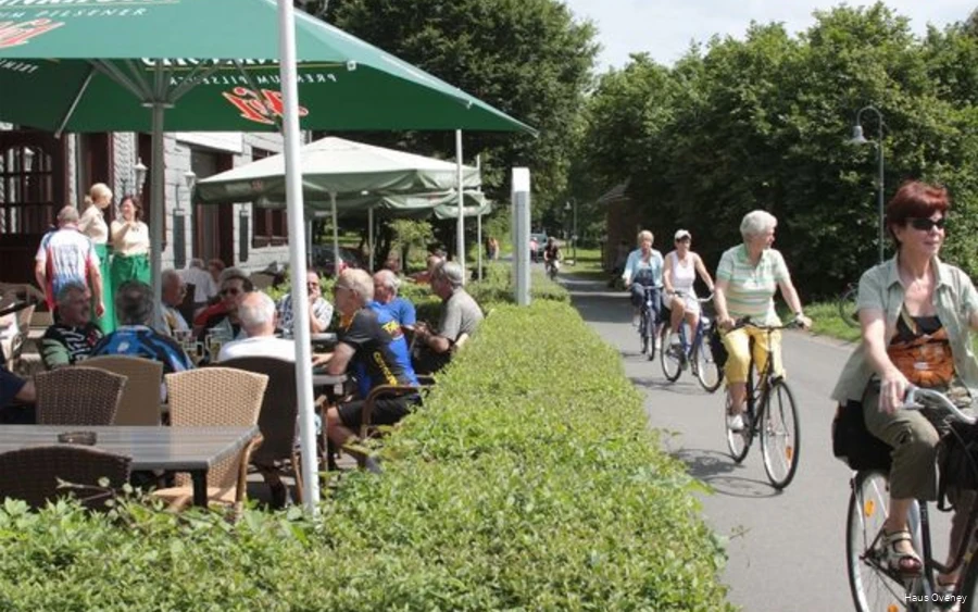 Radfahrende vor dem Haus Oveney in Bochum
