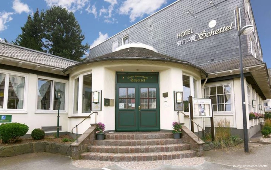 Außenansicht des Hotels Restaurant Schettel in Olsberg