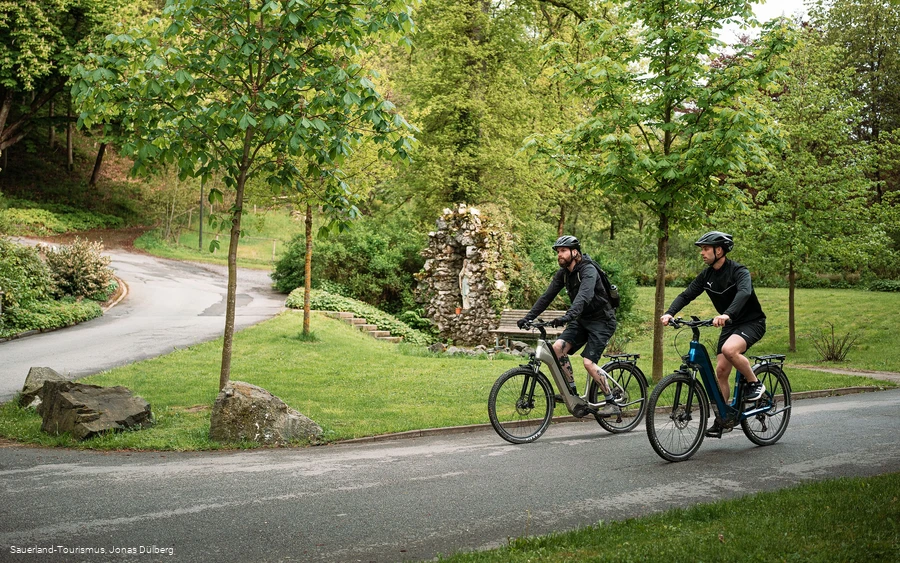 Zwei Radfahrer auf der Georadroute Ruhr-Eder
