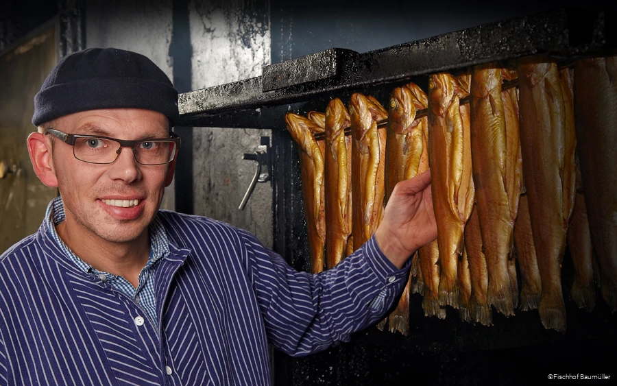 Frank Baumüller mit geräuchertem Fisch im Fischhof Baumüller in Wickede (Ruhr)