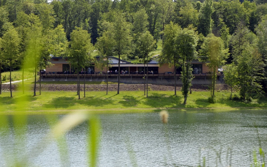 Blick auf das H1 am See in Meschede am Hennesee