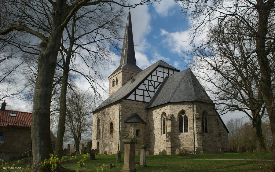 StiepelerDorfkirchemitFriedhof.jpg
