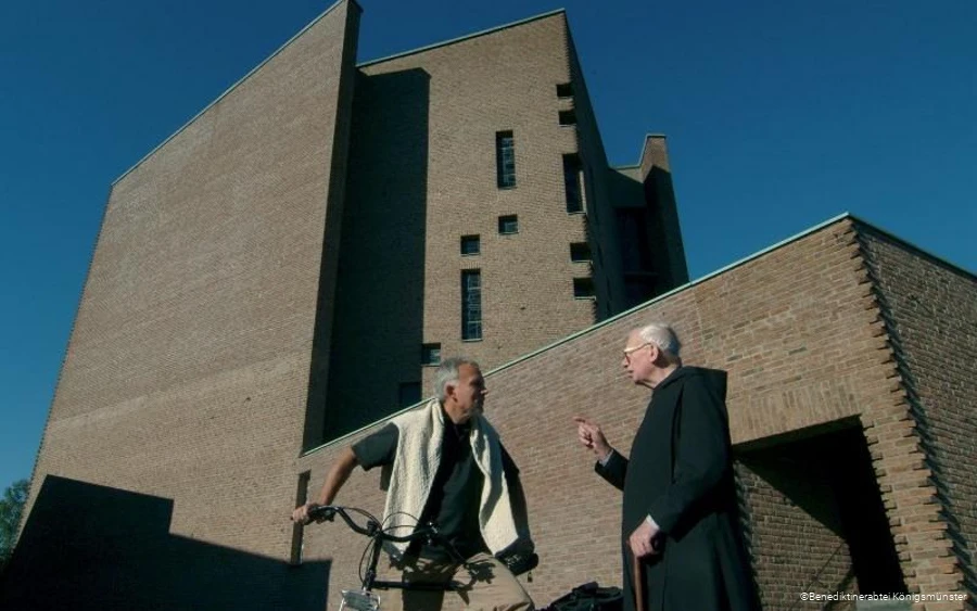 Außenansicht der Benediktinerabtei Königsmünster in Meschede