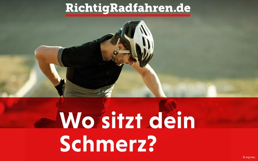 Radfahrer mit Rückenschmerzen fasst sich an den Rücken