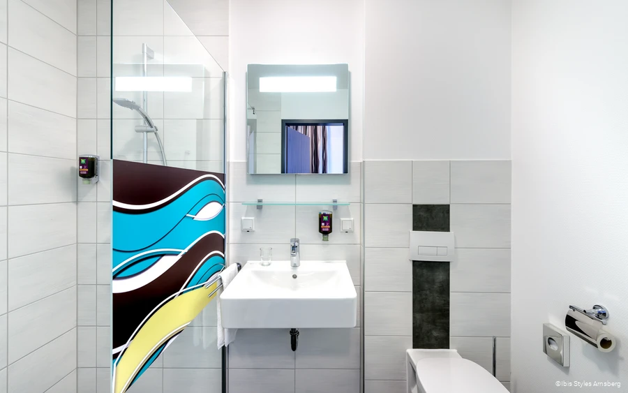 Badezimmer des Ibis Styles in Arnsberg