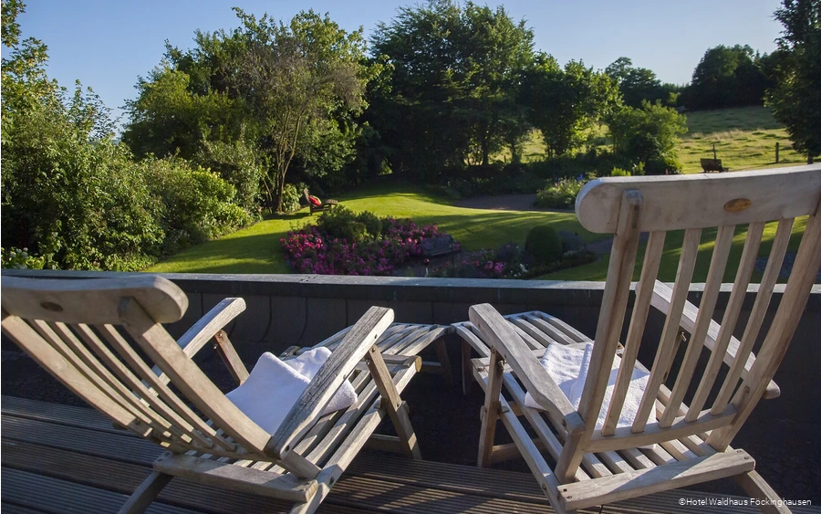 Gartenansicht vom Balkon des Hotels Waldhaus Föckinghausen in Bestwig