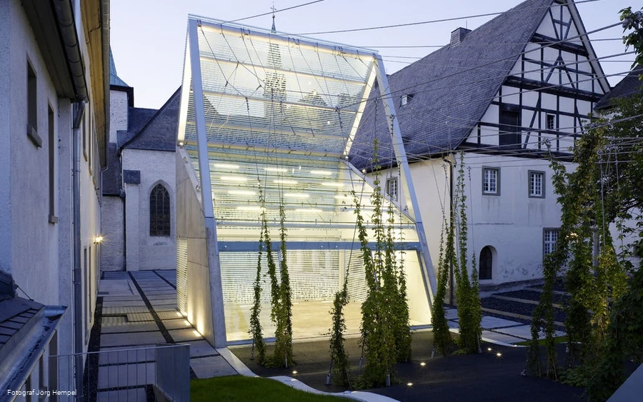 Lichthaus mit Hopfen