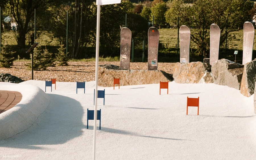 Eine Golfbahn nachgebaut wie eine Skiabfahrtpiste mit Fahnen als Hindernisse.