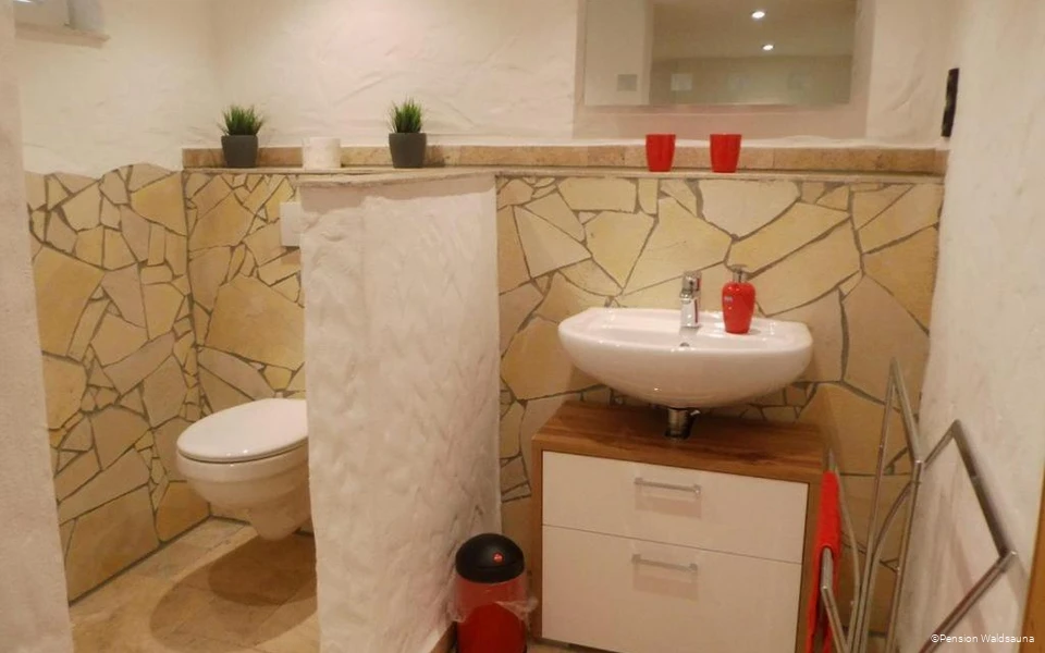 Badezimmer im Familienzimmer der Pension Waldsauna in Arnsberg