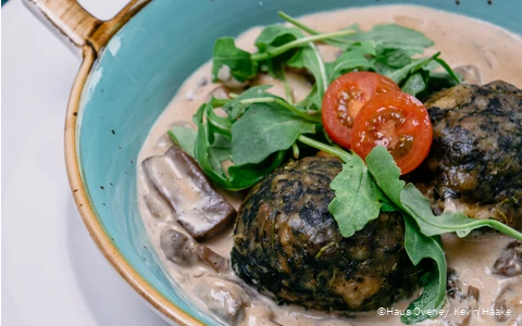 Spinatknödelduo mit Champignonrahmsoße, vegetarisch