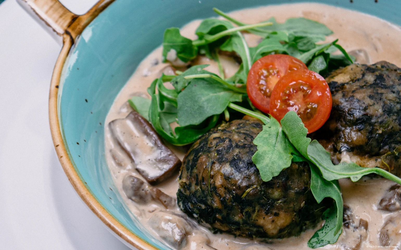 Spinatknödelduo mit Champignonrahmsoße, vegetarisch