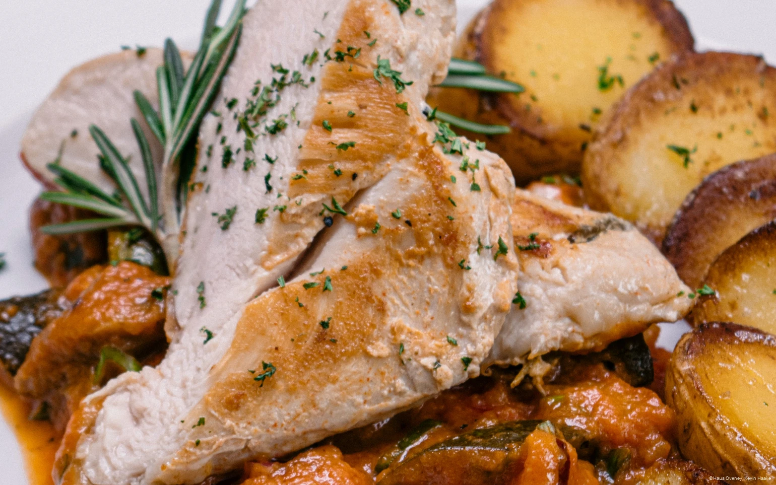 Mediterranes Hähnchen mit Gemüse und Drillingen