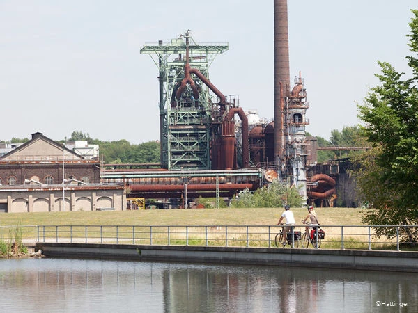 Fahrradfahrer vor der Heinrichshütte