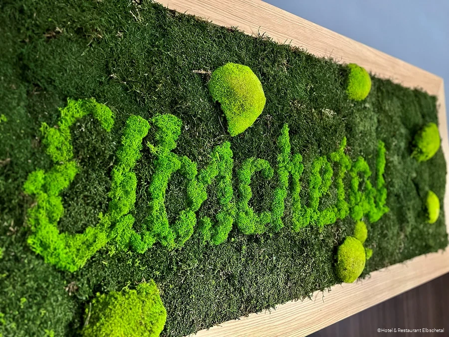 Mooswand mit Logo im Hotel & Restaurant Elbschetal in Wetter