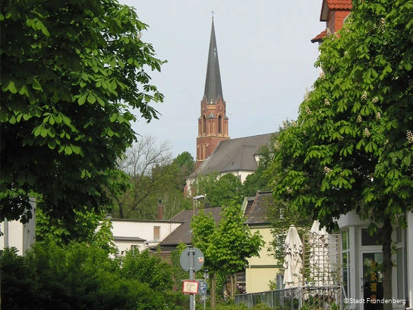 Blick auf die Stiftskirche Fr&ouml;ndenberg