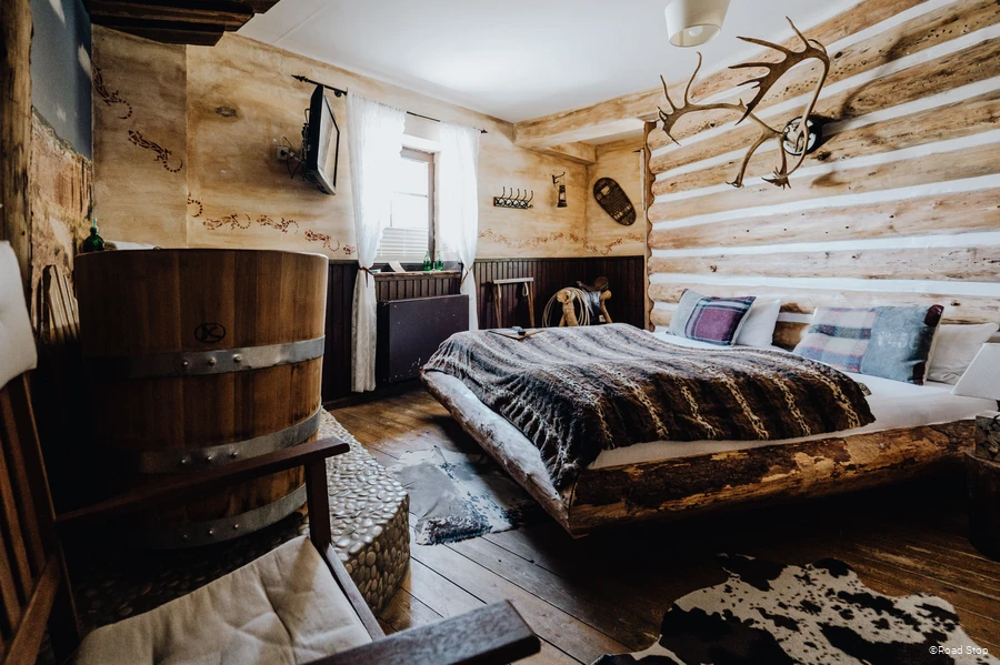 Themenzimmer "Jim Beam Log Cabin" im Road Stop Dortmund