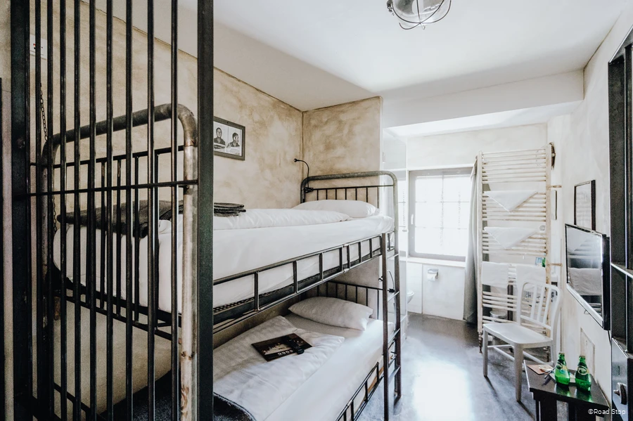 Themenzimmer " Jail House Cell" im Road Stop Dortmund