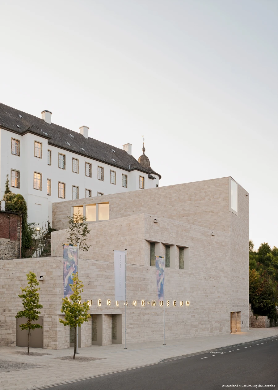 Der Neubau für Sonderausstellungen des Sauerland Museums in Arnsberg, von der Ruhr aus gesehen. Im Hintergrund der Landsberger Hof als historischer Teil des Sauerland-Museums