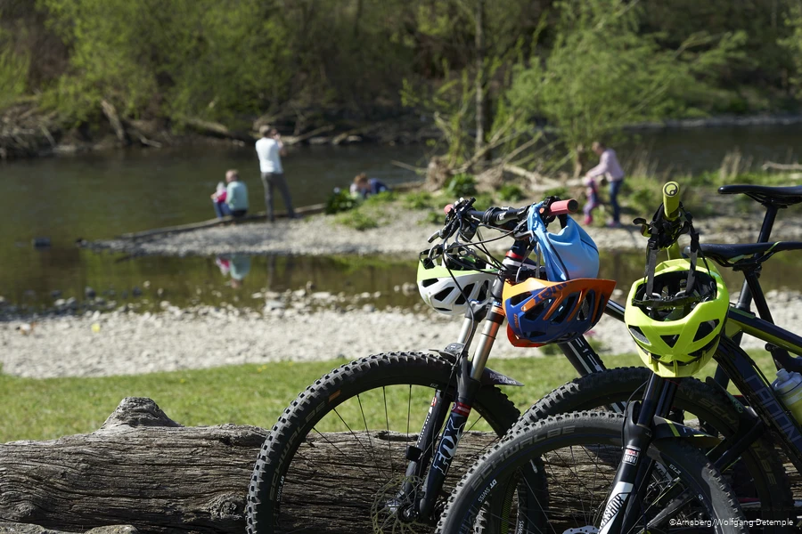 Fahrräder vor der Ruhr in Arnsberg