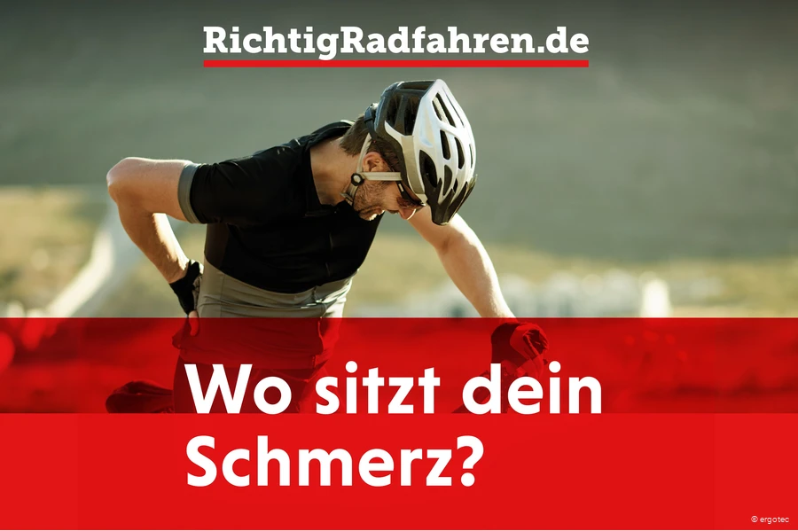 Radfahrer mit R&uuml;ckenschmerzen fasst sich an den R&uuml;cken