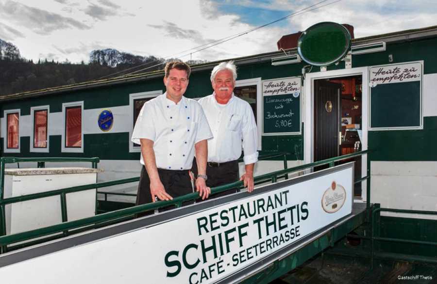 Familie Horch auf ihrem Gastschiff Thetis in Essen-Kettwig