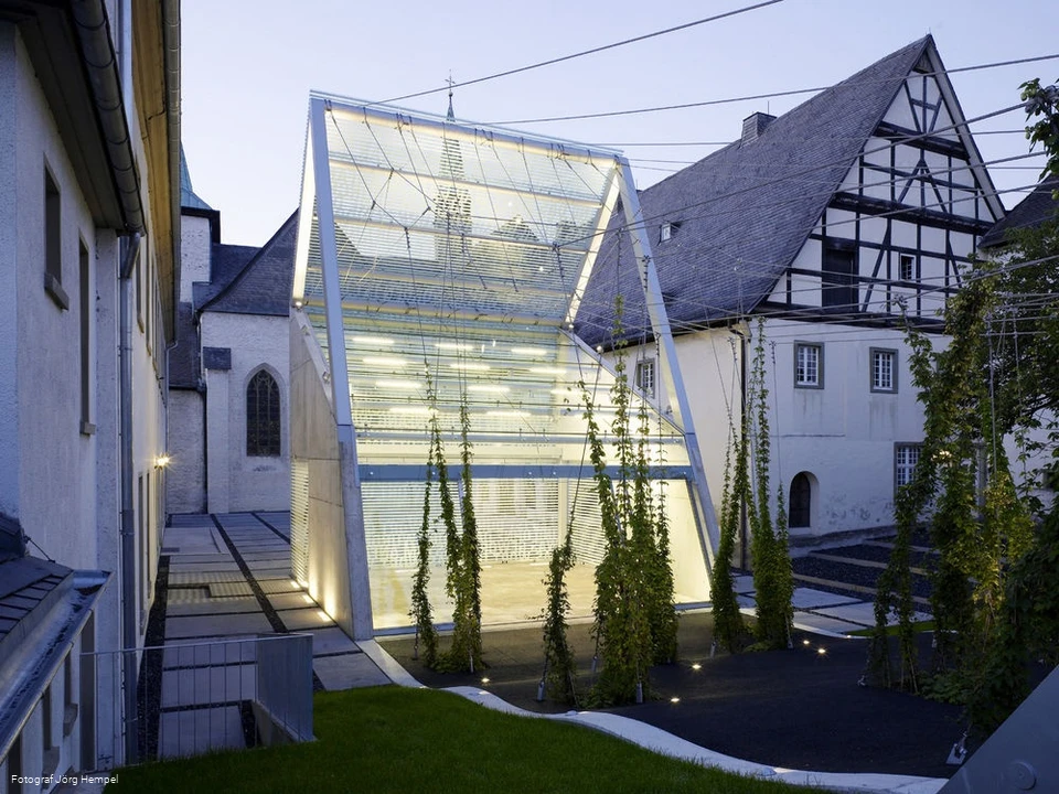 Lichthaus mit Hopfen