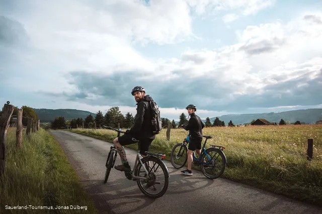 Biker im Feld auf der GeoRadroute Ruhr-Eder