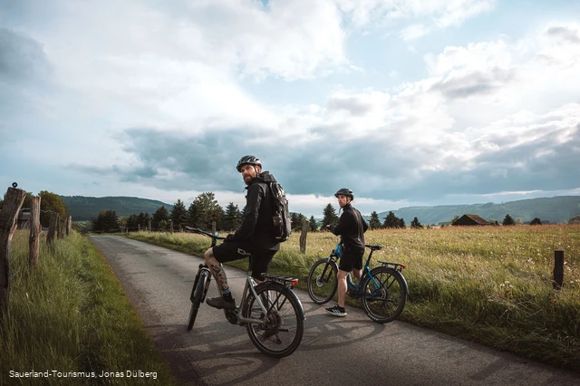 Biker im Feld auf der GeoRadroute Ruhr-Eder