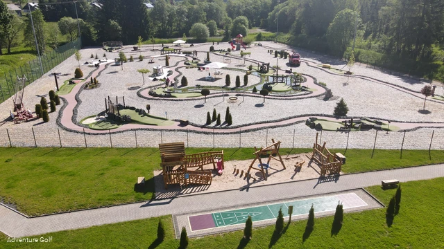 Drohnenaufnahme einer Adventuregolfanlage.