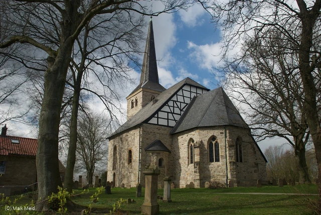 StiepelerDorfkirchemitFriedhof.jpg