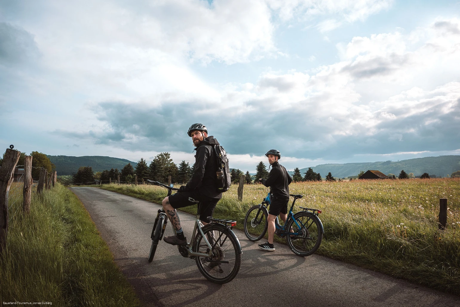 Biker im Feld auf der GeoRadroute Ruhr-Eder