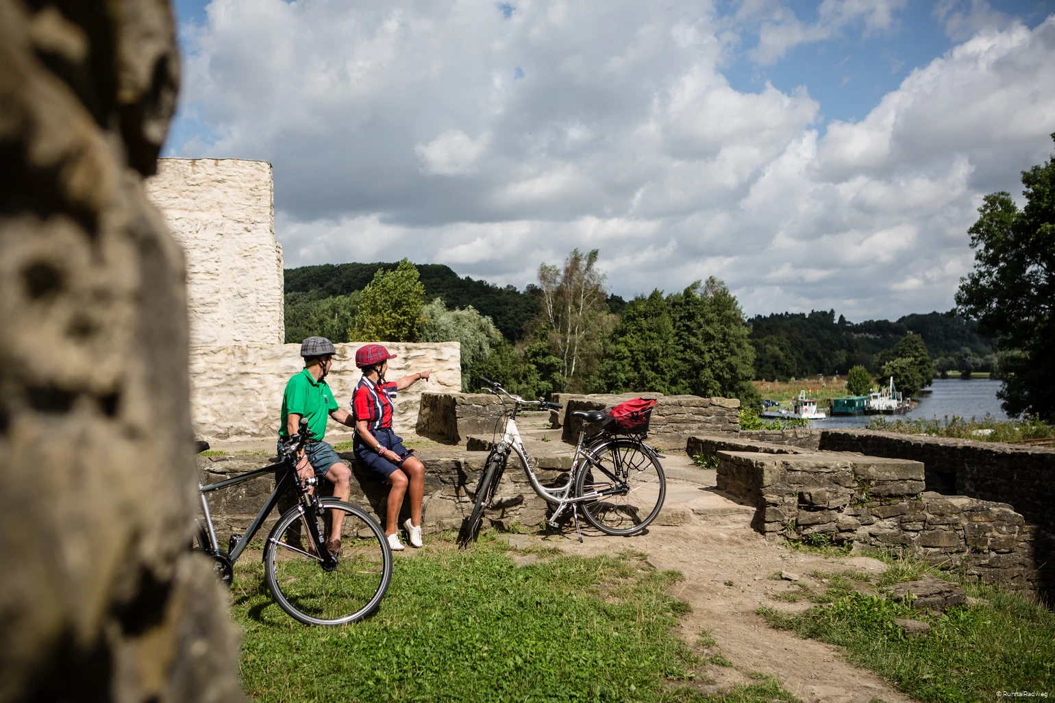 Radfahrer an der Burgruine Hardenstein in Witten