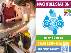 links: Radlerin erhält Leitungswasser in einer Nachfüllstation | rechts: Aufkleber der Nachfüllstationen
