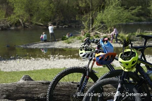 Fahrräder vor der Ruhr in Arnsberg