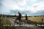 Biker im Feld an der GeoRadroute Ruhr-Eder