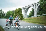 Familie am Viadukt in Willingen auf der GeoRadroute Ruhr-Eder
